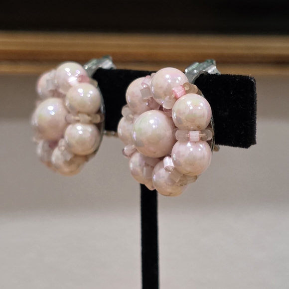 Chic 80s Pink Faux Pearl Cluster Earrings - Picture 2 of 4